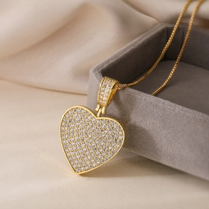 Luxurious 18K gold plated heart pendant necklace with zircon on yellow silk