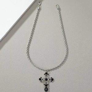 Collier hip hop punk avec chaîne torsadée argentée et pendentif croix en pierres noires
