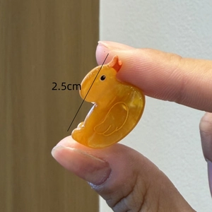 Vista dettagliata di una clip per capelli a forma di papera gialla da 2,5 cm di taglia mini