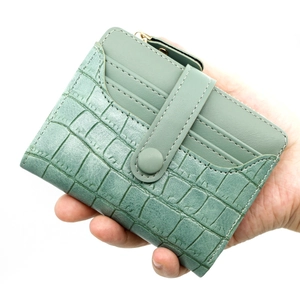Portafoglio corto verde menta con trama a coccodrillo, porta carte e chiusura a scatto