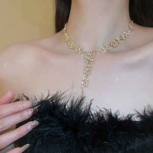 Détail du collier à franges d'épis de blé doré élégant avec des cristaux scintillants