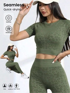Dettaglio del set yoga leopardato verde oliva senza cuciture con trama in tessuto traspirante
