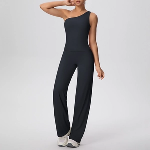 Détail de l'ensemble de yoga noir à une épaule avec pantalon large en tissu doux élastique