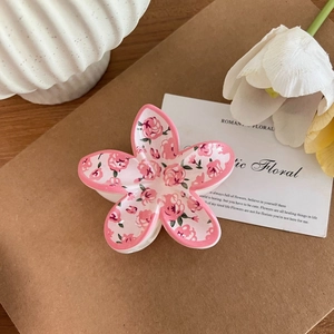 Blumen Haarklammer mit rosa Rosenmuster auf braunem Hintergrund mit Tulpen