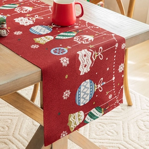 Runner da tavola natalizio rosso con motivi jacquard festivi di palle e fiocchi