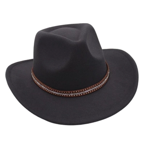 Dettaglio di fedora grigio antracite con fascia in pelle marrone borchiata e tesa larga