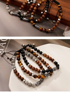 Details von Herrenarmbändern aus Tigerauge und Onyx mit Vintage-Metallelementen