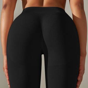 Dettaglio dei legging neri senza cuciture a vita alta con trama modellante per glutei