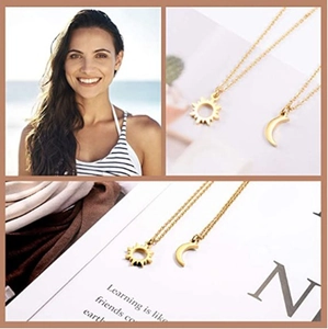 Détails du coffret de deux colliers en acier inoxydable doré avec pendentifs soleil et lune