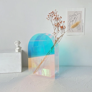 Moderne nordische Acryl-Vase in geometrischer Bogenform für stilvolle Kunstdeko