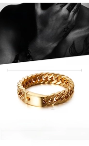 Dettaglio del bracciale a catena cubana placcato oro 18k con larghezza 15 mm e chiusura