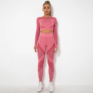Dettaglio del set yoga rosa senza cuciture con texture traspiranti e polsini con foro per il pollice