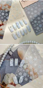Detail von M-1210 weißen und holografischen Schneeflocken-Nagelstickern für Winter-DIY-Maniküre