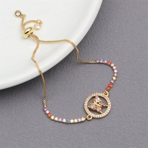 Detailaufnahme des verstellbaren Schmetterlingsarmbands aus Gold mit bunten Zirkonia