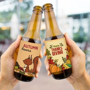 Dettaglio etichette Autumn Lovers e Happy Thanksgiving su bottiglie di vetro marrone
