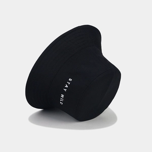 Chapeau bob classique en coton noir avec broderie Stay Wild présenté sous un angle incliné