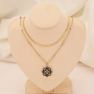 Vue détaillée du collier double épaisseur doré avec chaîne serpent et pendentif croix