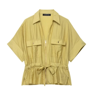 Détail de la chemise safari jaune moutarde à manches courtes avec cordon de serrage et zip métal