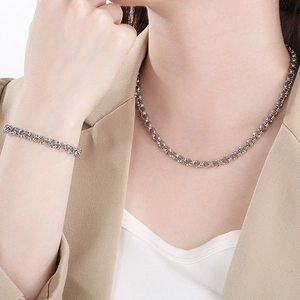 Minimalist silver stainless steel O-chain necklace and bracelet set worn by a model