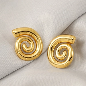 Boucles d'oreilles spirales en acier titane doré poli sur fond satiné