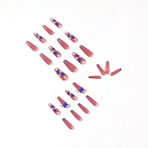 Faux ongles rose et bleu avec cœurs et nœuds papillon 3D de forme cercueil
