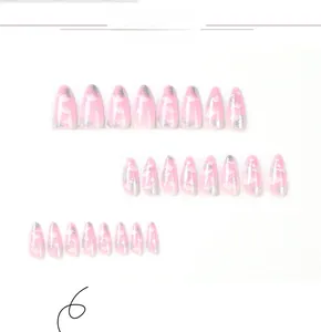 Détail de faux ongles roses avec nuages blancs et paillettes argentées forme amande