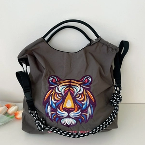 Sac fourre-tout gris foncé en nylon avec broderie tigre et bandoulière tissée réglable