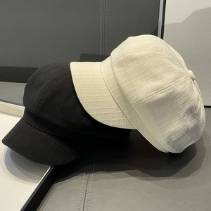 Striped octagonal newsboy hat in black and beige waffle texture fabric for a stylish look