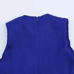 Vista detallada de la espalda de un vestido azul de lino con cremallera invisible a juego