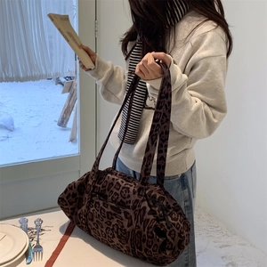 Dettaglio della grande borsa tote leopardata con manici lunghi in un ambiente invernale