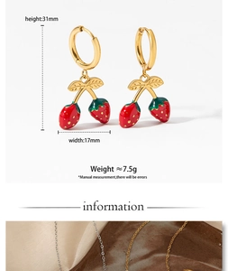 Détail des boucles d'oreilles cerise dorées avec dimensions 31x17mm et poids 7,5g