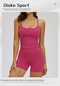 Détail d'un ensemble de yoga rose foncé avec haut à fines bretelles et short ajusté