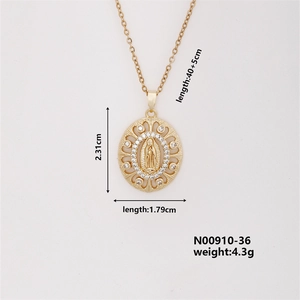 Makroaufnahme der goldenen Maria-Halskette mit Zirkonia und genauen Größenangaben