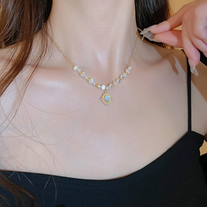 Collier de perles de style palais vintage avec pendentif doré sur un mannequin
