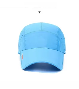 Détail de la casquette de baseball bleu clair à séchage rapide avec zones d'aération laser
