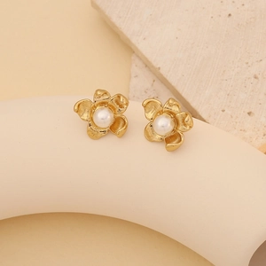 Elegant gold shell flower stud earrings with lustrous white pearls for women