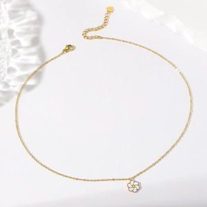 Collier en acier titane plaqué or 18K avec pendentif marguerite en émail blanc