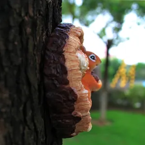 Tuin eekhoorn beeldje van hars uit een boomgat voor creatieve buiten decoratie
