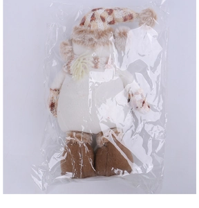 Dettaglio di un pupazzo di neve di peluche con cappello e sciarpa in confezione