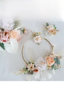 Detalle del conjunto floral de boda champán con aro metálico, ramillete de muñeca y boutonniere
