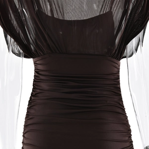 Détail de la robe moulante marron foncé avec drapé en mesh transparent aux épaules