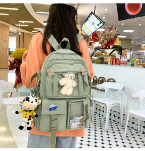 Dettaglio dello zaino verde menta con tasche utility e finestra in PVC trasparente