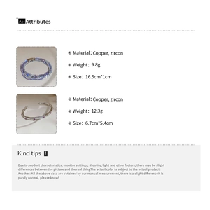 Detailansicht von mehrschichtigem Zirkon-Armband und offenem Armreif mit lila Steinen