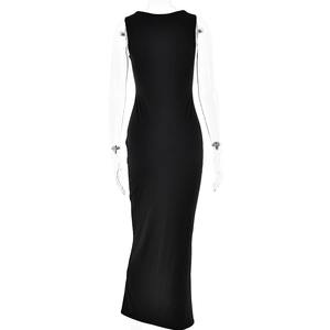 Vue arrière d'une élégante robe longue noire sans manches au drapé fluide sur mannequin