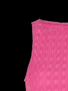 Détail du tissu rose fuchsia avec maille gaufrée texturée et structure élastique