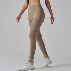 Detail van een kaki yoga-legging met hoge taille, een zijzak en een vormgevend effect