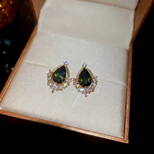 Luxuriöse 18k Roségold-Ohrringe mit smaragdgrünen Tropfensteinen und Diamantakzenten