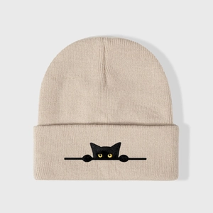 Berretto in maglia beige con ricamo dettagliato di gatto nero sul bordo risvoltato
