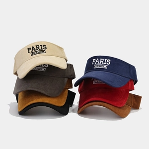 Dettaglio di visiere multicolore con ricamo PARIS in tessuto di cotone twill