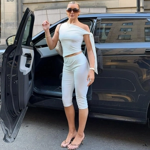 Nahaufnahme von weißem Off-Shoulder-Crop-Top und High-Waist-Shorts aus Stretchmaterial